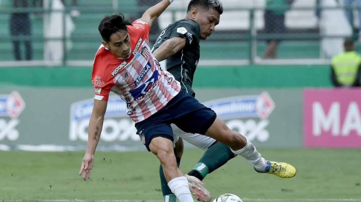 Teófilo Gutiérrez disputa un balón con Fabián Sambueza.