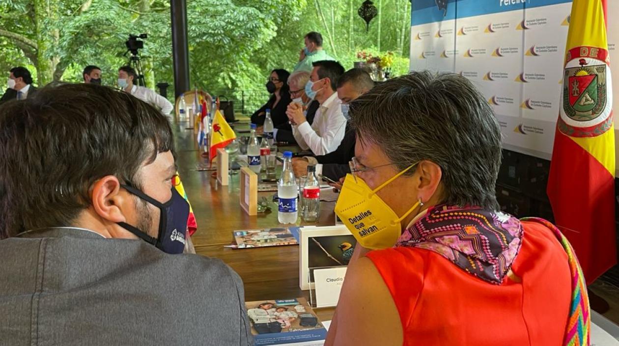 Jaime Pumarejo y Claudia López en reunión de Asocapitales.