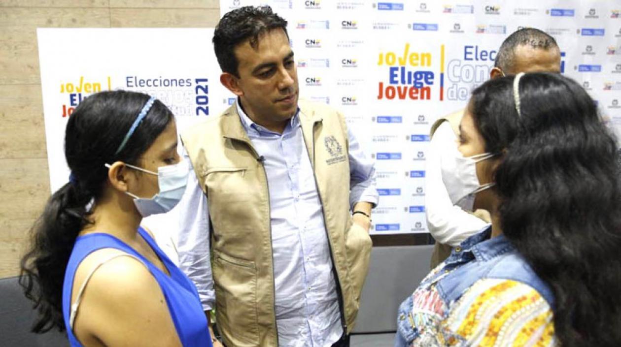 El Registrador Nacional, Alexander Vega Rocha, supervisando el proceso.