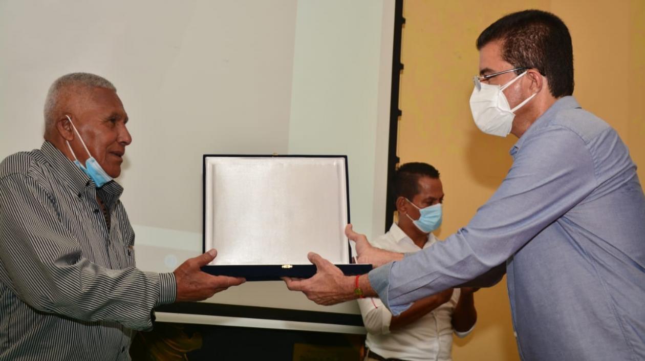 El exfutbolista Arturo Segovia recibe una condecoración del alcalde de Soledad, Rodolfo Ucrós.