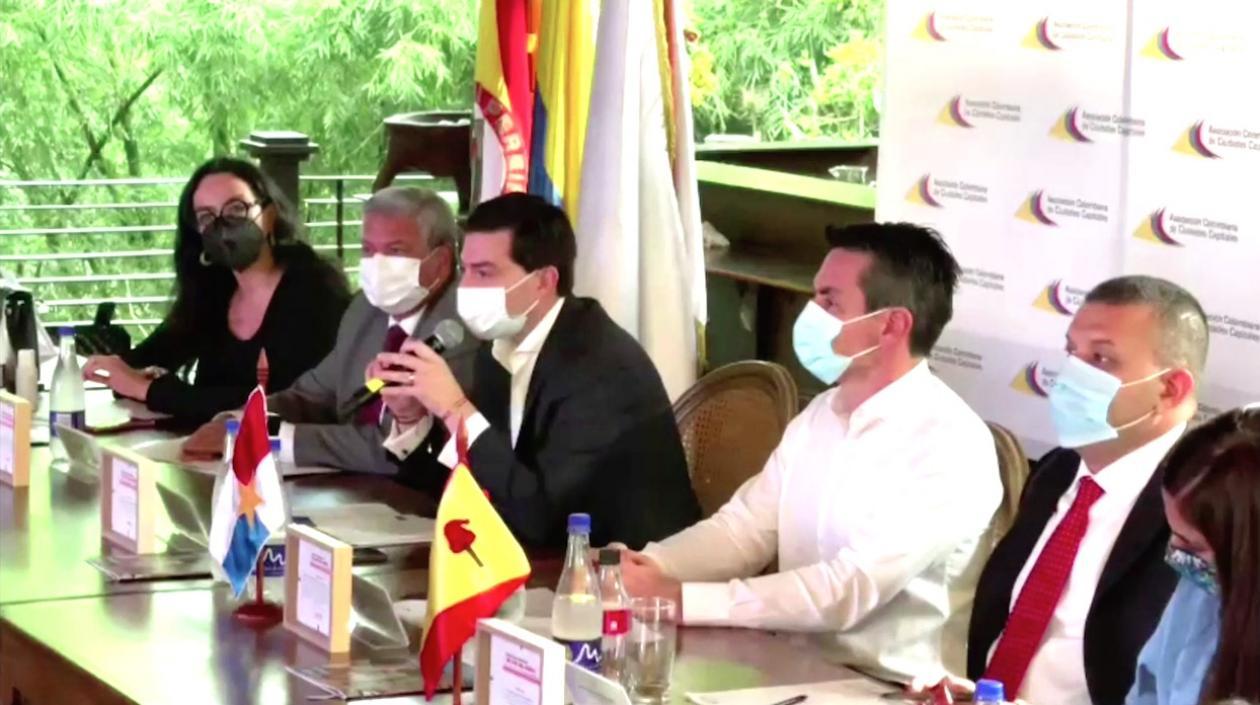 El Contralor General Carlos Felipe Córdoba interviniendo ante los Alcaldes del país.