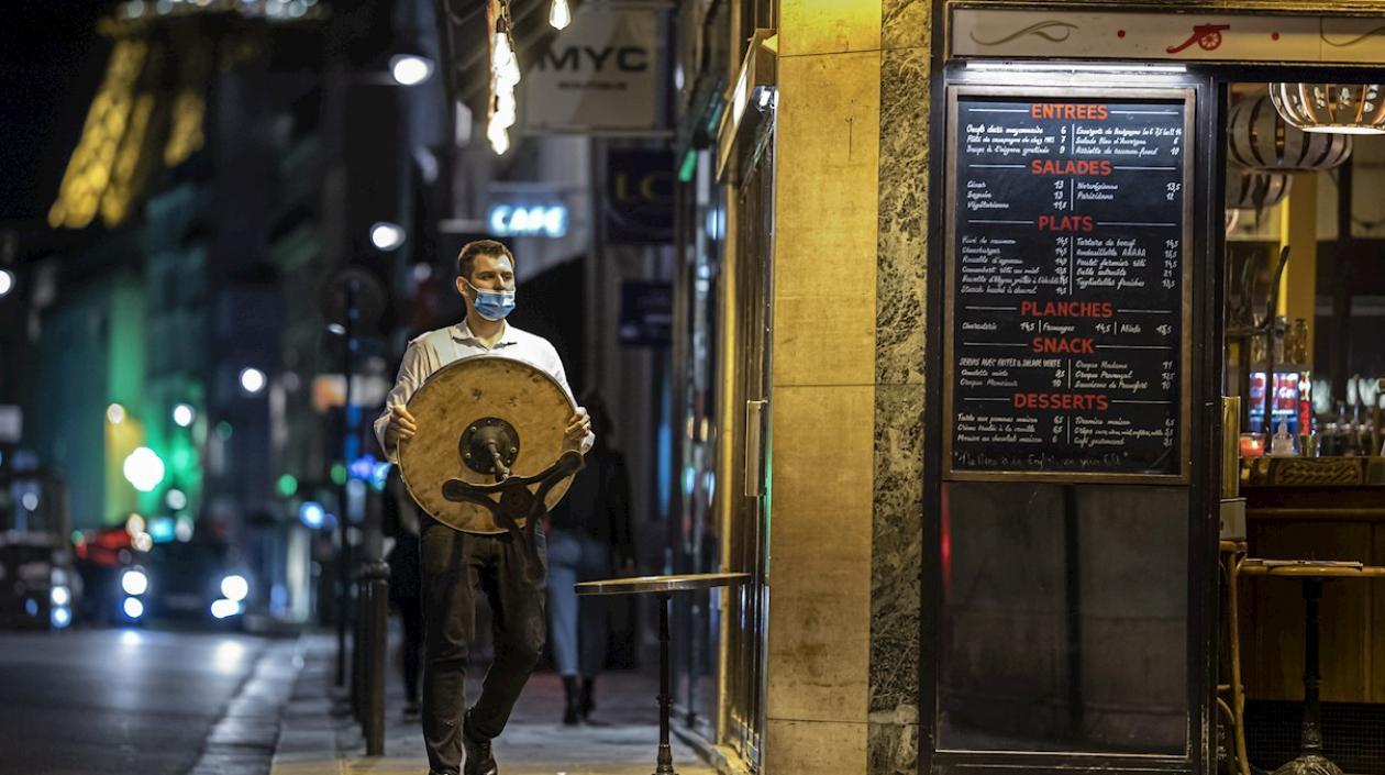 Quienes atiendan público deben tener esquema completo de vacunación en Francia.