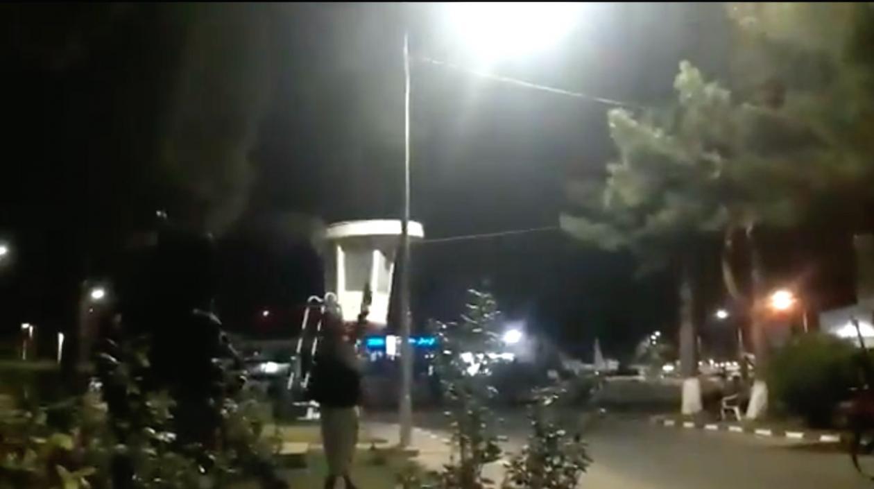 Talibanes celebrando en el aeropuerto de Kabul.