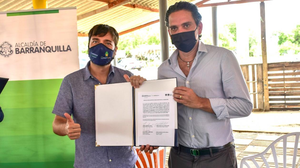 El Alcalde Jaime Pumarejo y el Gerente de la Triple A, Jairo De Castro, con el documento de cesión.