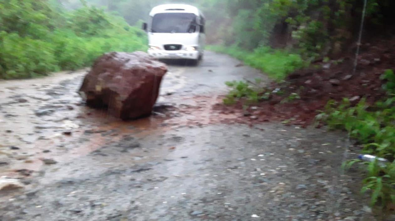 Derrumbes impiden el paso vehicular.