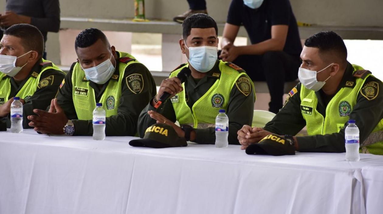 Policías ante autoridades locales