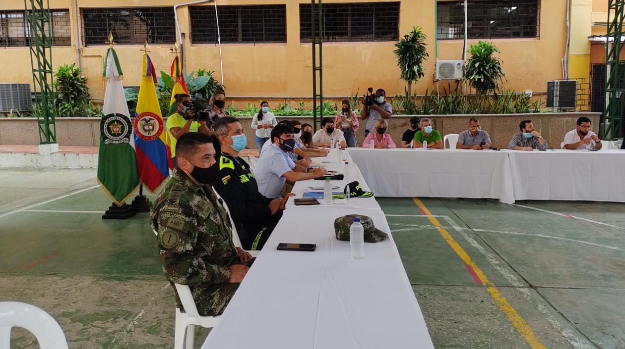 Reunión de la Policía, Ejército y gremio de comerciantes con el alcalde. 