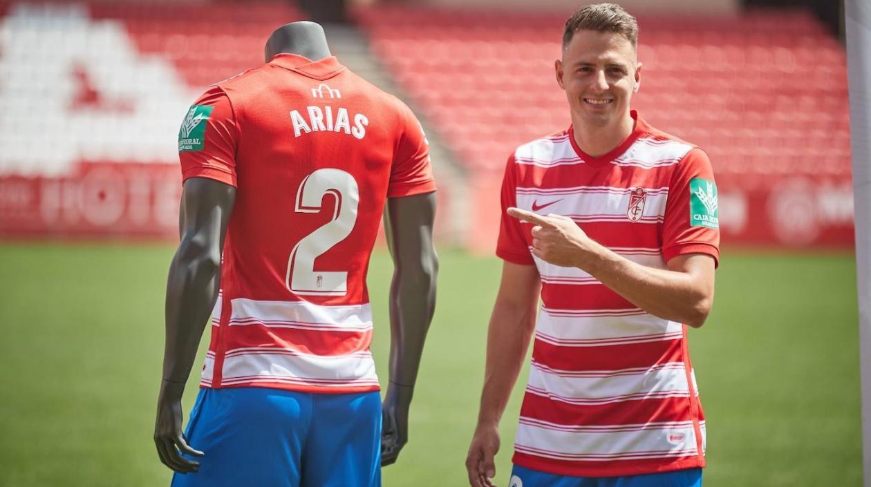 Santiago Arias, lateral derecho. 