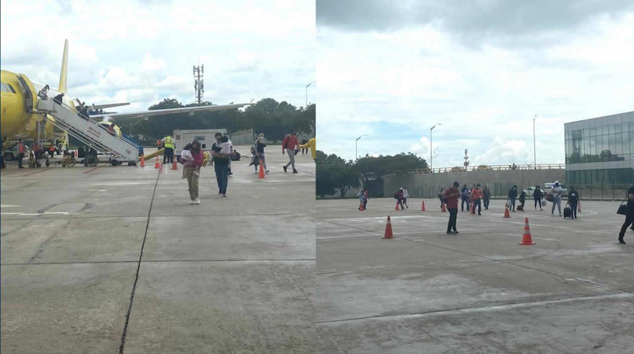 Tras descender el avión los usuarios deben recorrer un gran trayecto a la intemperie.