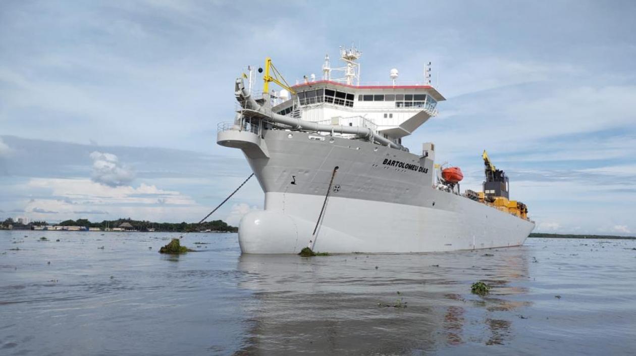La draga 'Bartolomeu Dias' quedó paralizada en el puerto.