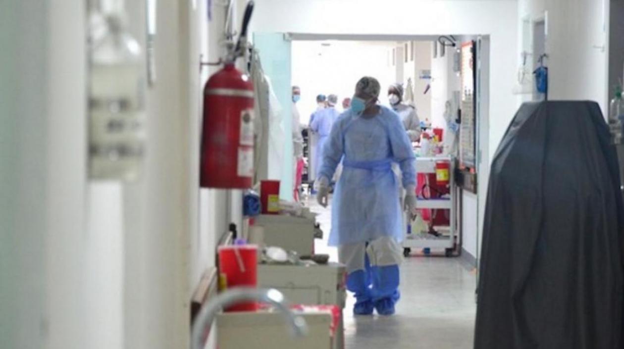 La ocupación de UCI bajó en Colombia, pero sigue la alerta por el virus.