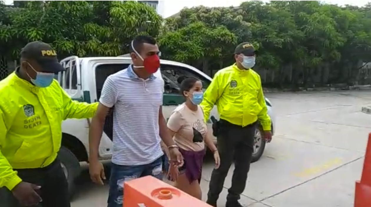 Los dos capturados cuando eran llevados a la URI. 