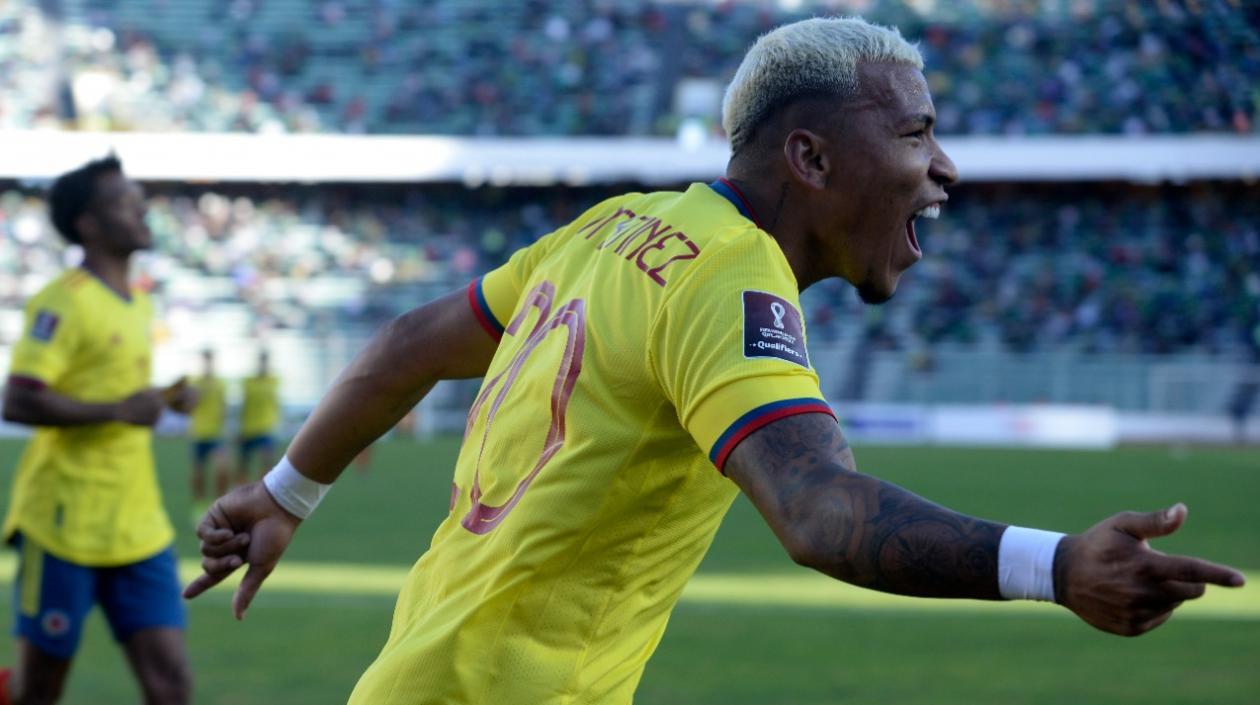 Roger Martínez de Colombia celebra un gol hoy