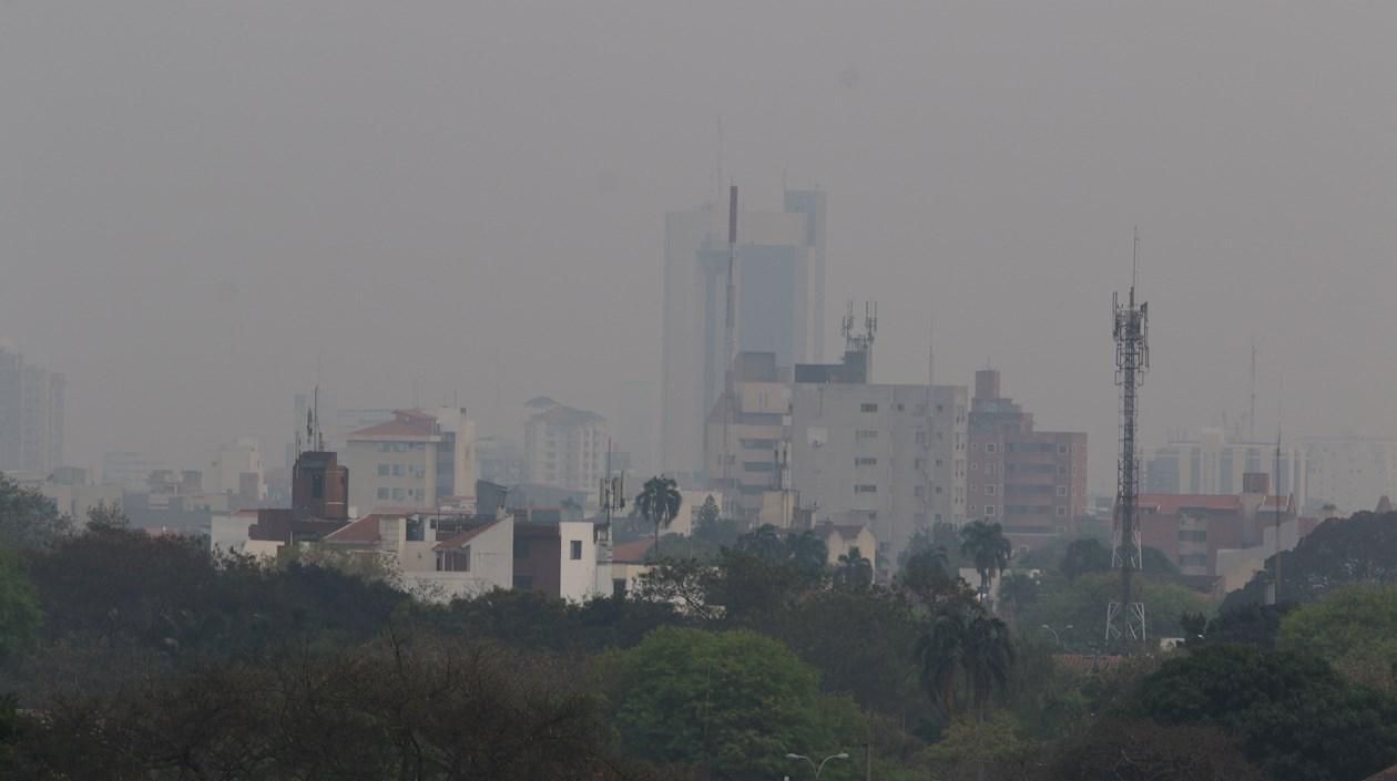 Nube de humo en Santa Cruz (Bolivia).  