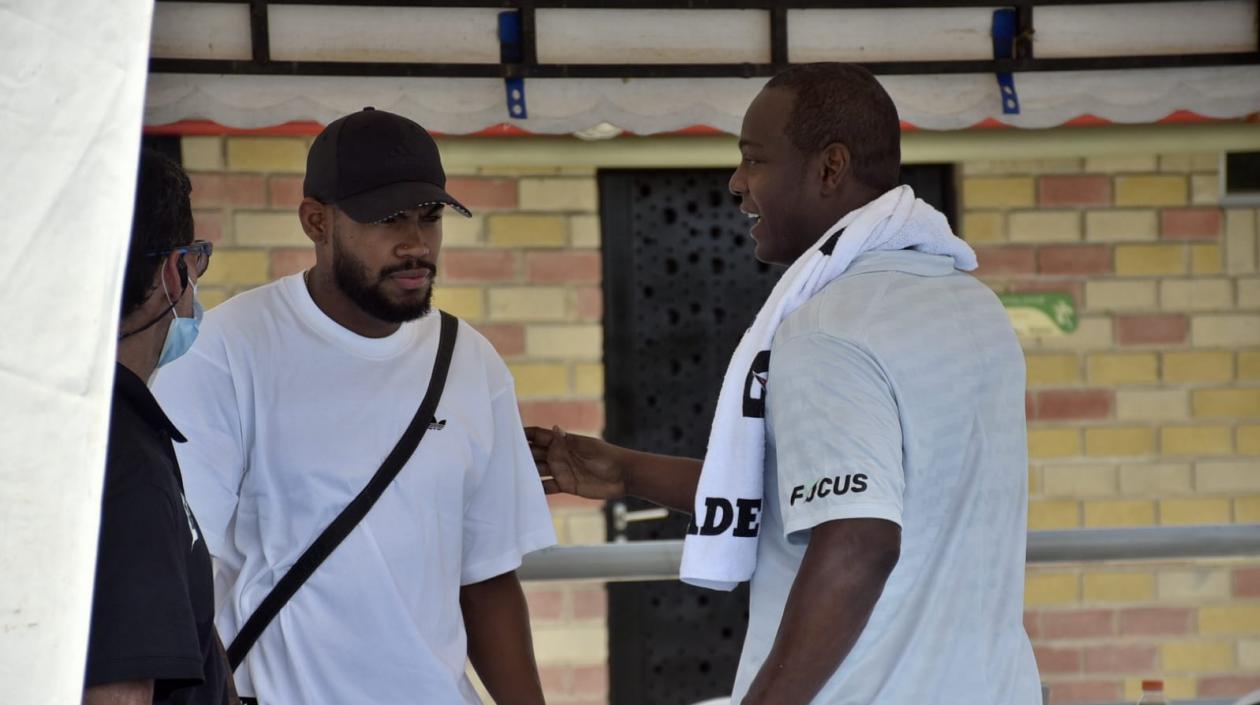 Anthony Zambrano y Édgar Rentería durante la entrega de implementos deportivos. 