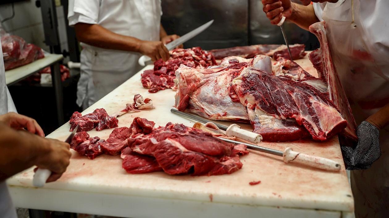 Carniceros mientras preparan cortes de carne ayer en un mercado del centro de Sao Paulo (Brasil). 