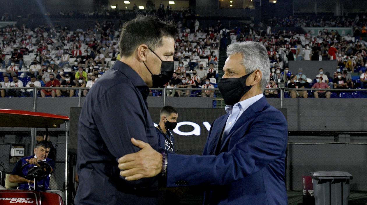 Reinaldo Rueda se da la mano con Eduardo Berizzo. 