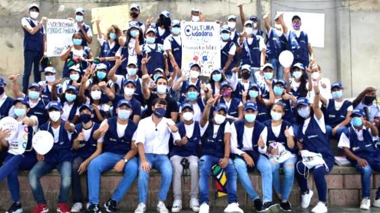 El Alcalde Jaime Pumarejo con un grupo de voluntarios.