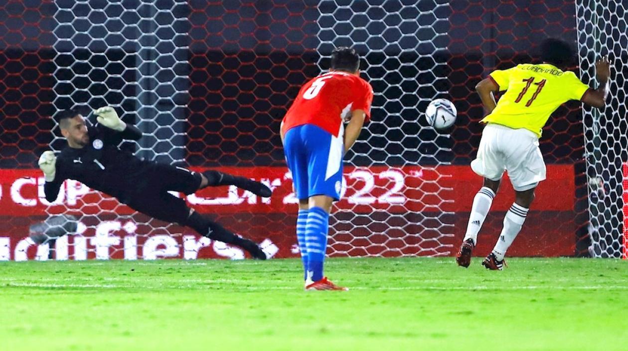 Juan Guillermo Cuadrado vence al arquero Antony Silva para el empate colombiano.