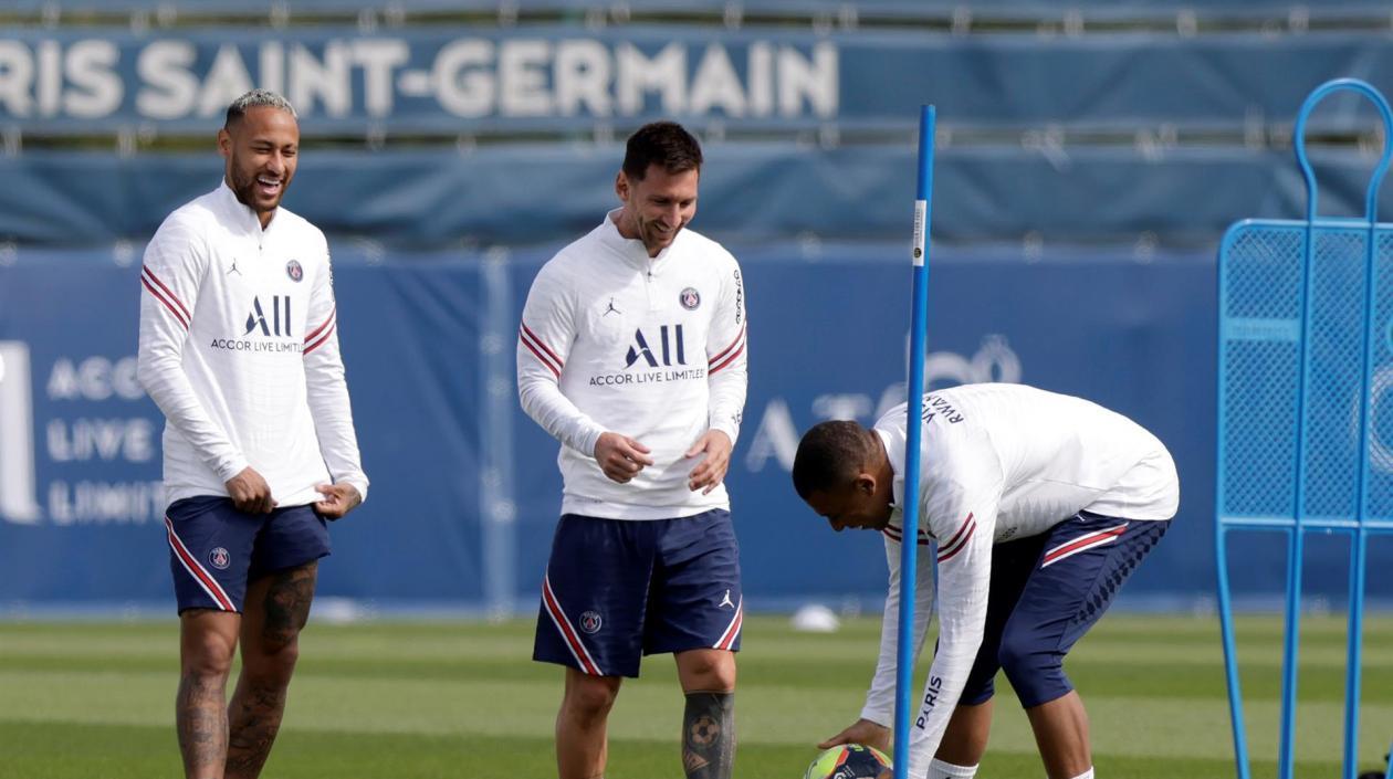Neymar en un entrenamiento con Lionel Messi y Kylian Mbappe. 