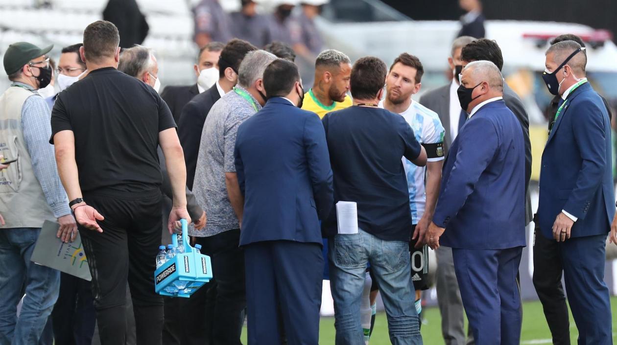 Momento en que las autoridades entran a la cancha. 