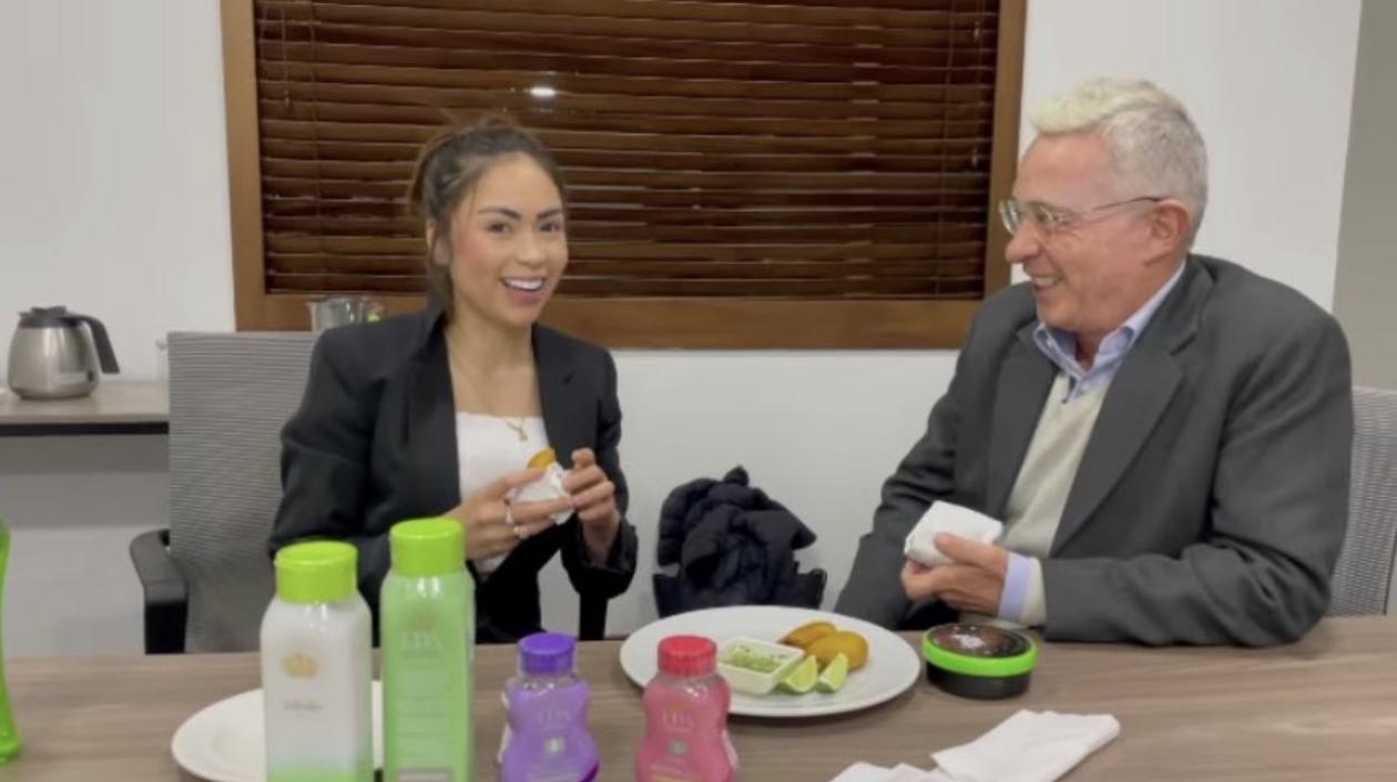 'Epa Colombia' y Álvaro Uribe Vélez.