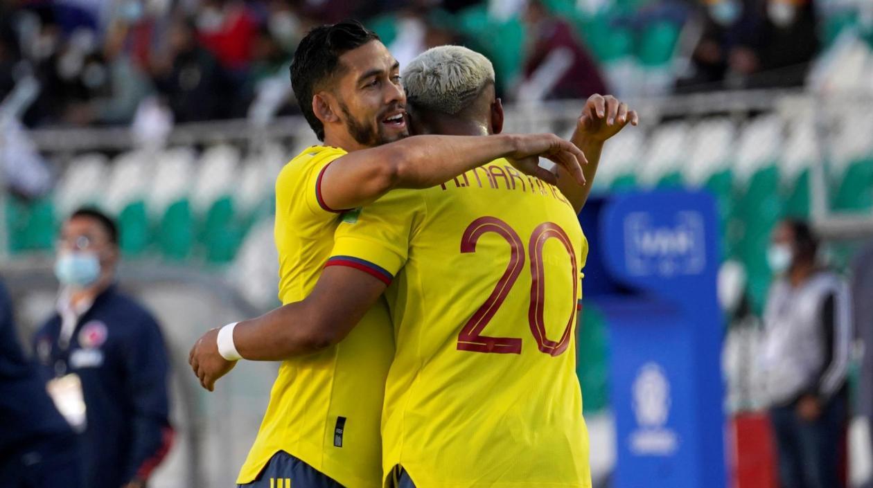 Andrés Andrade se abraza con Roger Martínez. 