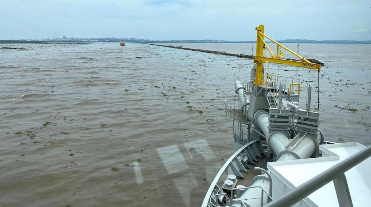 La draga 'Bartolomeu Dias' en la zona próxima a Bocas de Ceniza.