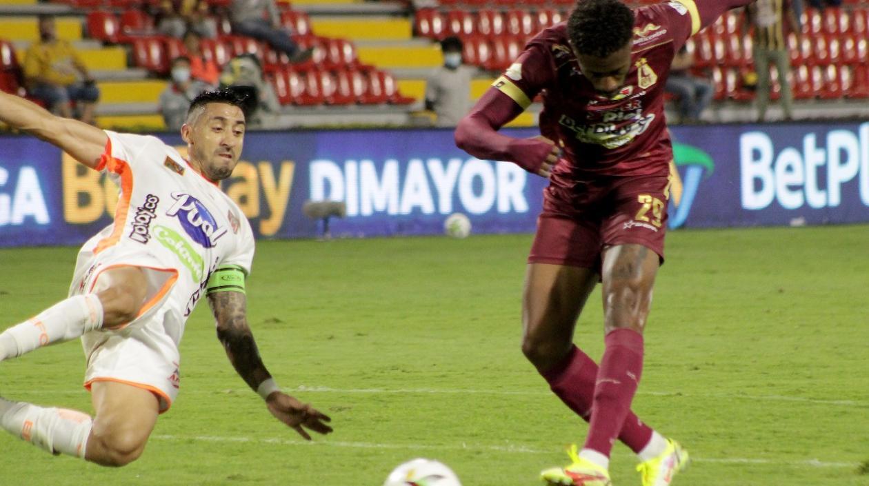 Acción del partido entre Tolima y Envigado. 