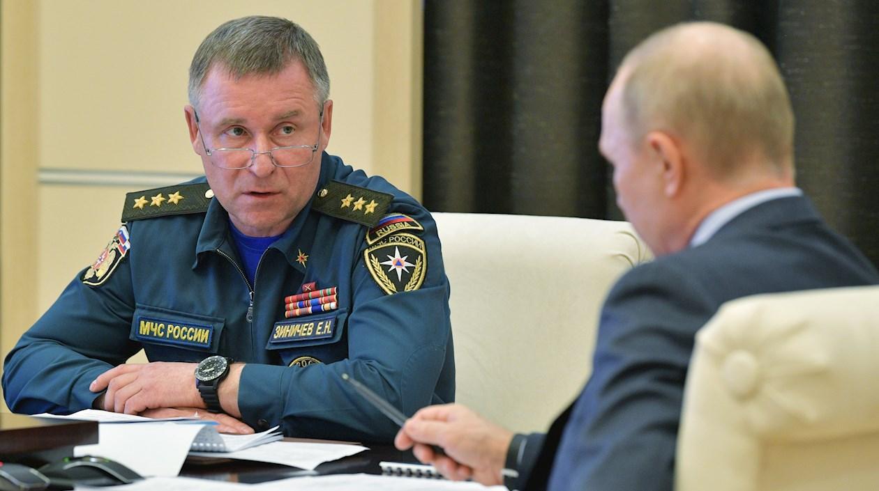 El ministro de Emergencias de Rusia, Evgueni Zínichev, en una foto con Vladimir Putin.