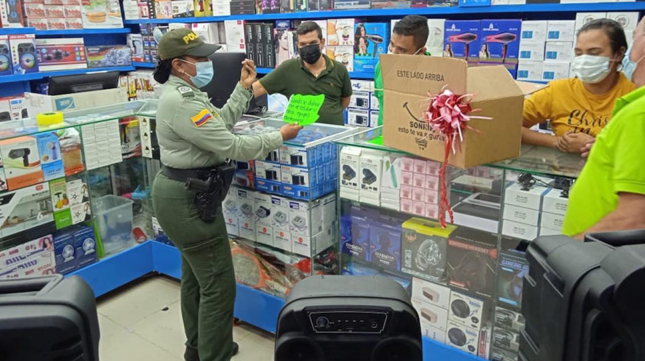 La Policía Metropolitana en campaña de prevención del delito.