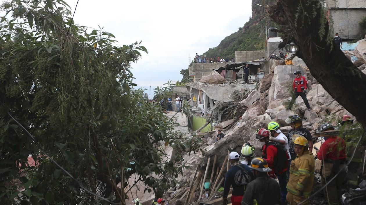  Personal de rescate, bomberos y voluntarios trabajan en la remoción de escombros en una colonia del municipio de Tlanepantla, en el Estado de México (México). 