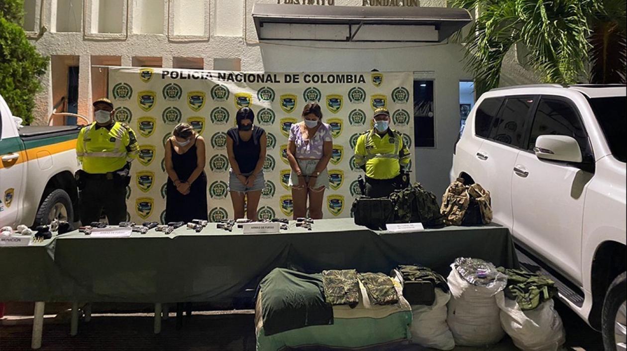 Las capturadas con los elementos incautados.