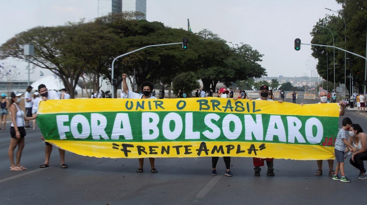 Ciudadanos protestan en las calles contra el Gobierno del presidente Jair Bolsonaro, hoy, en Brasilia (Brasil). 