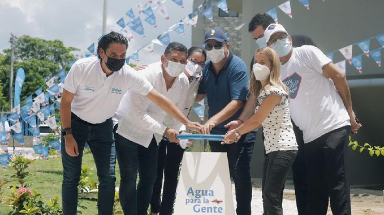 La gobernadora Elsa Noguera en la entrega de la obra junto a los alcaldes de Sabanagrande, Baranoa y Polonuevo.