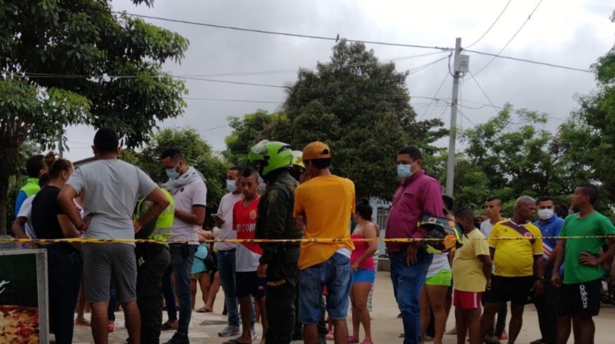 La comunidad se aglomeró en el lugar donde ocurrió el crimen. 