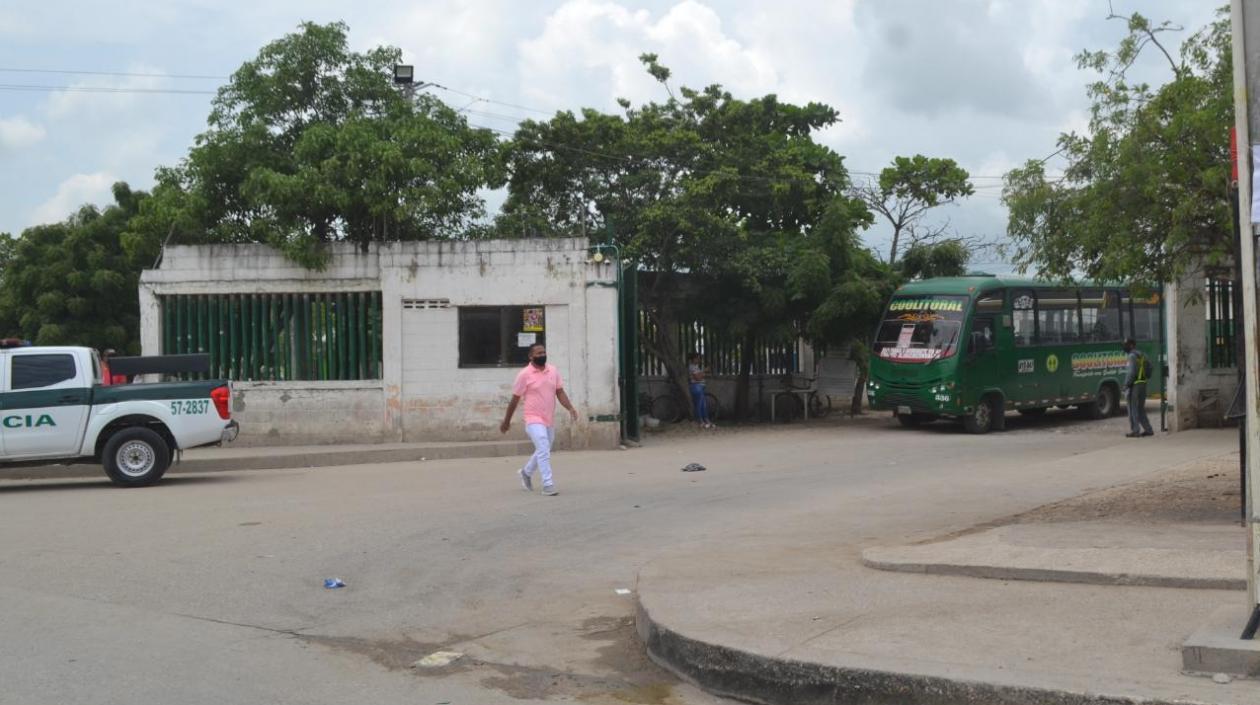 La Policía en la Nevada de Coolitoral donde fue lanzada la granada la noche anterior. 