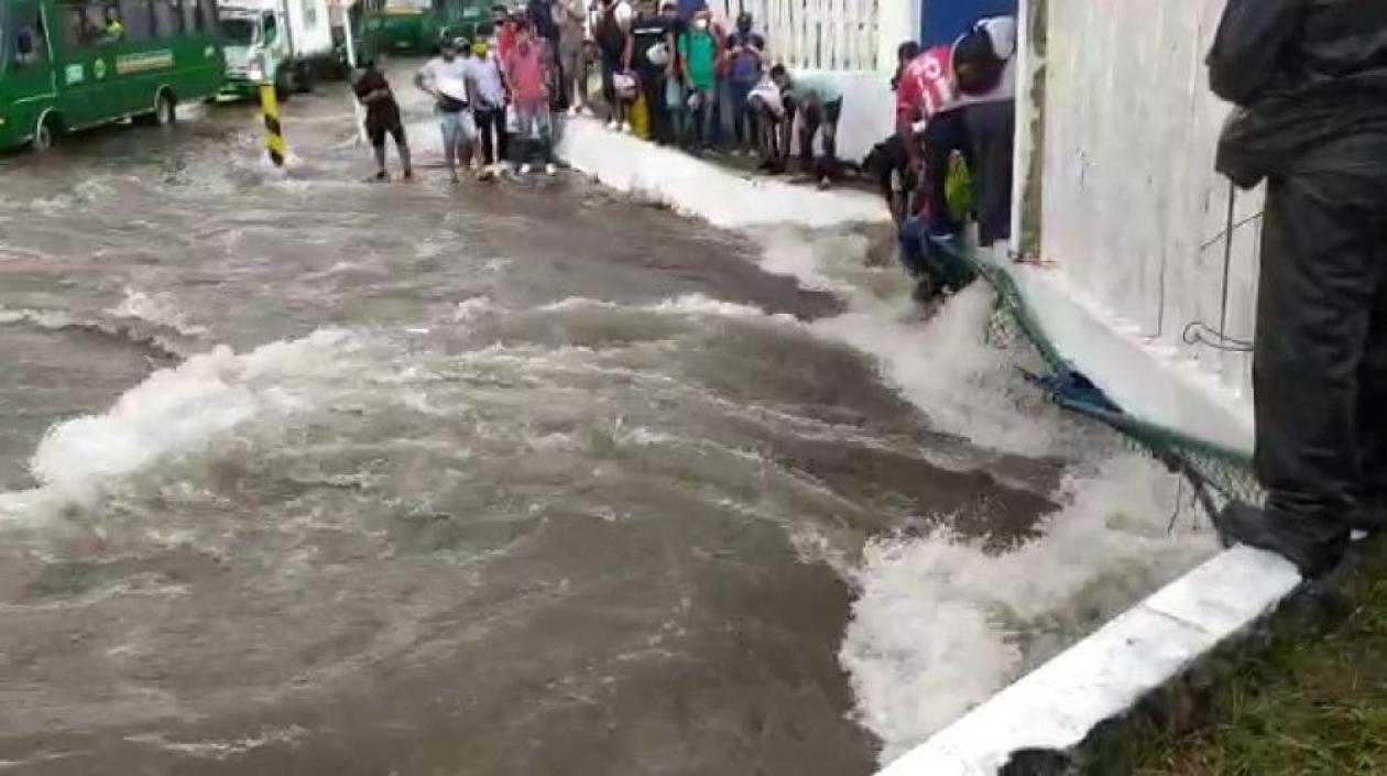 Oswaldo Abello Rubio cuando fue rescatado el año pasado en el arroyo de la Vía 40. 
