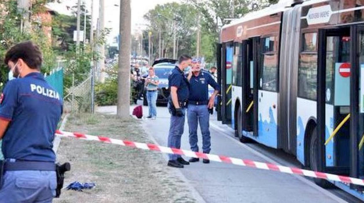 El suceso ocurrió dentro de un bus cuando los revisores le pidieron el pasaje.