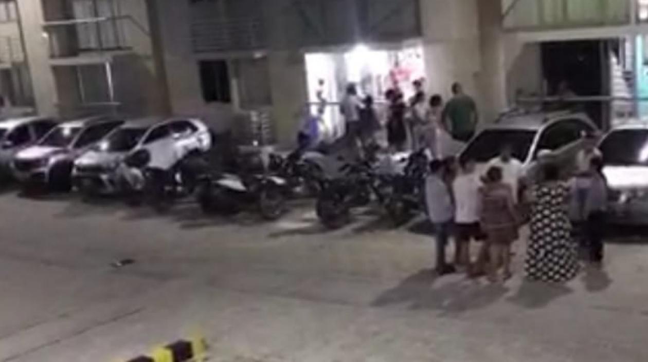 Habitantes del conjunto residencial tras el atraco.