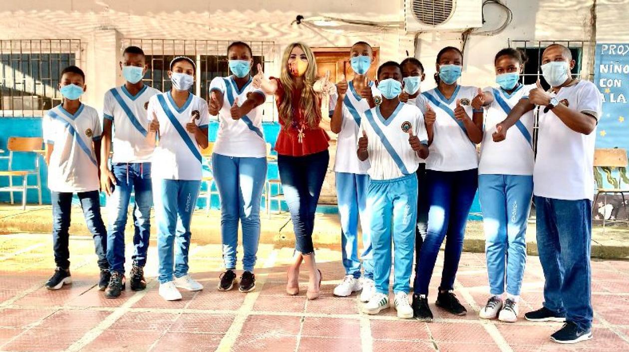 La viceministra de Talento y Apropiación Social del Conocimiento, Ana María Aljure, y el docente y los estudiantes de Gambote.