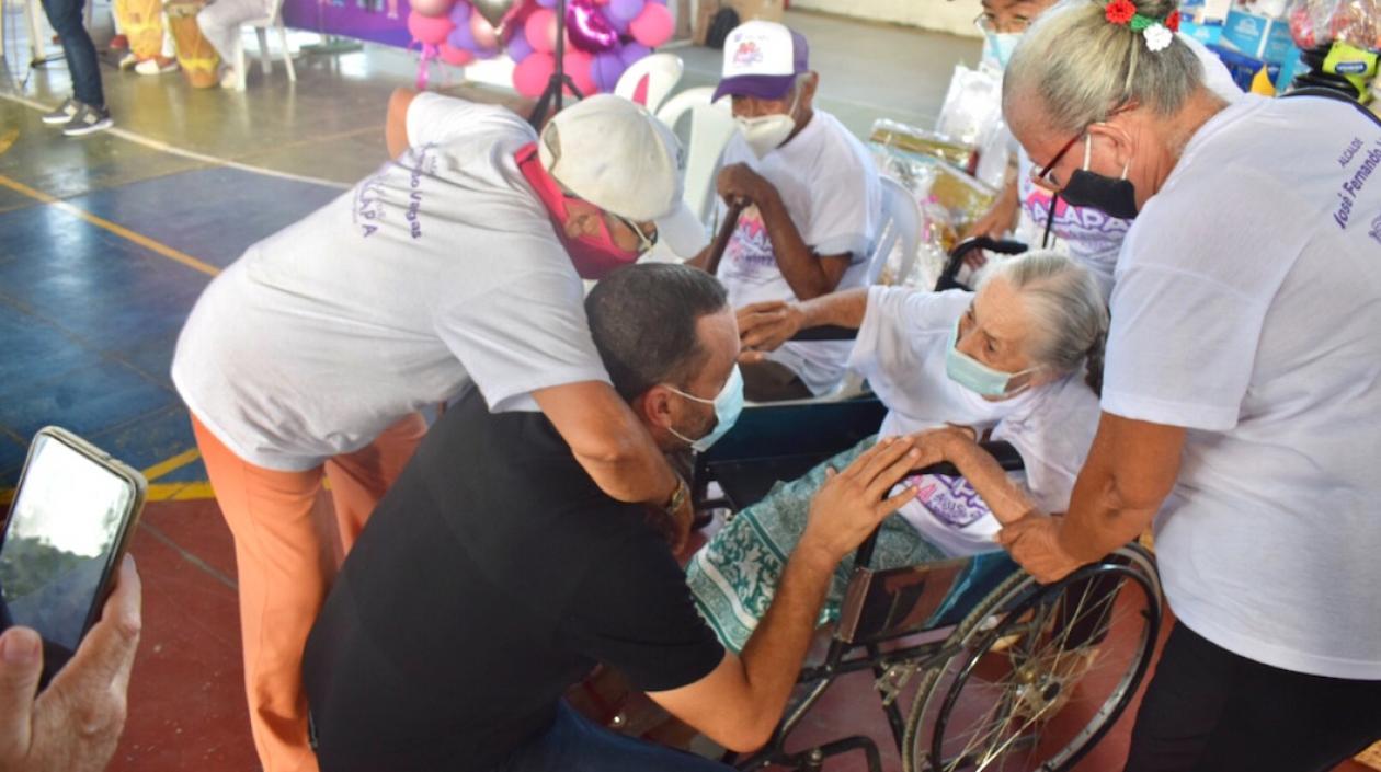 El Alcalde José Fernando Vargas compartiendo con los abuelitos.