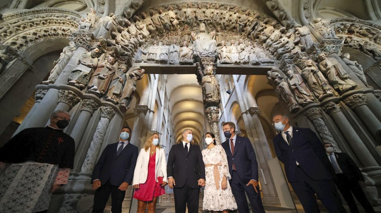 El presidente de la Xunta, Alberto Núñez Feijóo, (izq) posa junto al presidente de Colombia, Iván Duque y su esposa María Juliana Ruiz y otras personalidades, ante el Pórtico de la Gloria.
