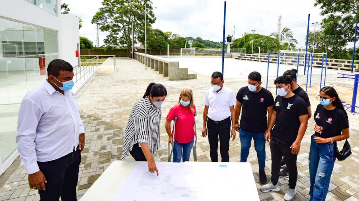 La Gobernadora Elsa Noguera y la Secretaria de Infraestructura, Nury Logreira, supervisando el proyecto.