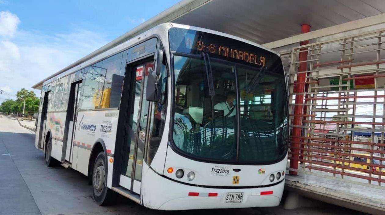 Un bus de Transmetro sobre la Troncal de Murillo. 