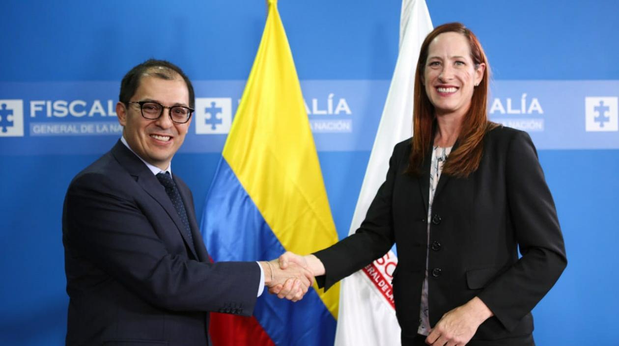 Fiscal General de la Nación, Francisco Barbosa y la subsecretaria de Estado Adjunto de Estados Unidos, Heide Fulton.