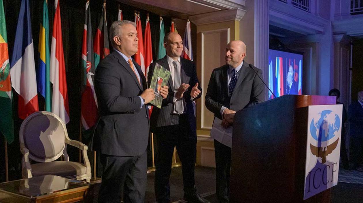 Iván Duque y representantes de Rainforest Trust.