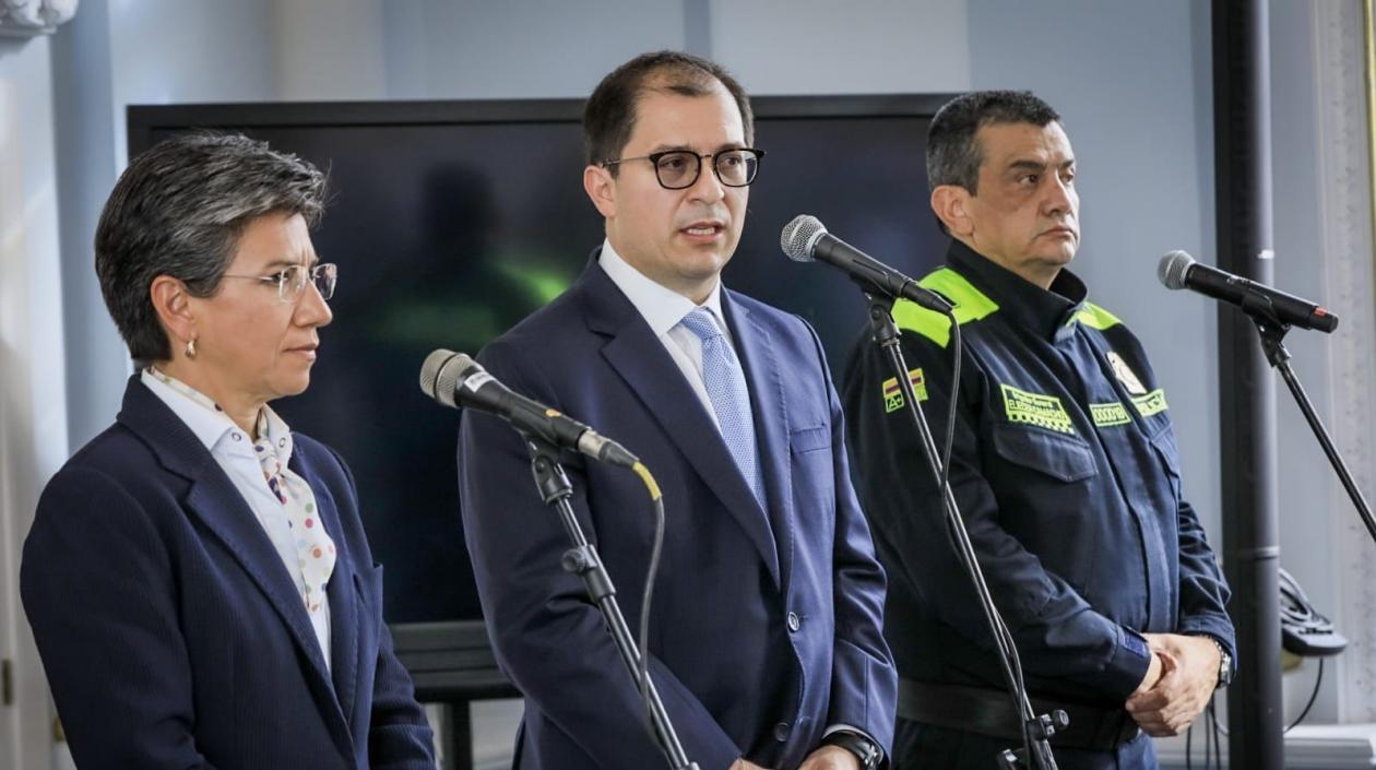 Alcaldesa de Bogotá, Claudia López; el fiscal Francisco Barbosa, y el Comandante de la Policía en Bogotá, Brigadier General Eliecér Camacho.