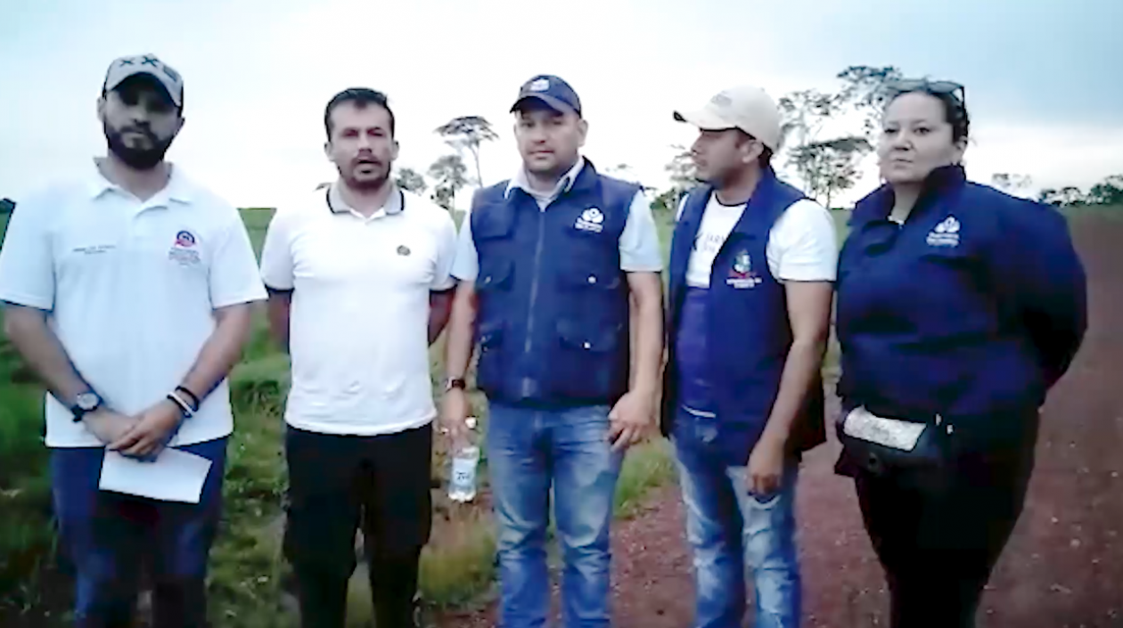 Imagen del biólogo con comitiva de la Defensoría.