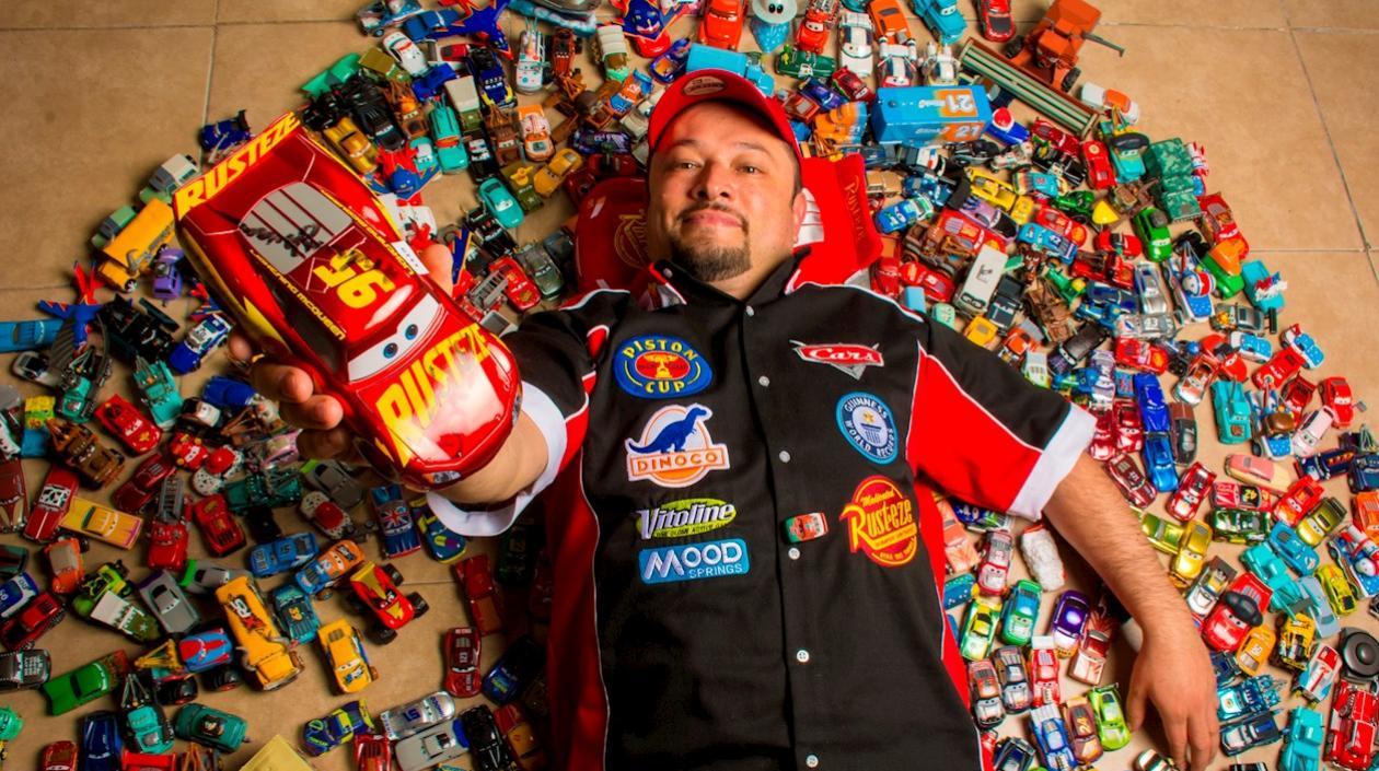 El arquitecto Jorge Arias posa con su colección de Cars, en México.